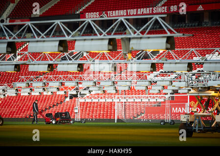 Manchester United Stadion Platzwart Vertikutieren Maschine Tonhöhe Rasen künstliche Lichter Wartung Gartenarbeit Gardner Job Personal Fußball Fußball spor Stockfoto