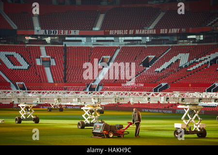 Manchester United Stadion Platzwart Vertikutieren Maschine Tonhöhe Rasen künstliche Lichter Wartung Gartenarbeit Gardner Job Personal Fußball Fußball spor Stockfoto