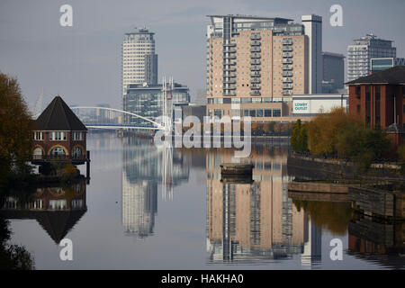 Manchester Salford Quays Landschaft industrielle Revolution dock Salford Kais Ship Canal Lowry Outlet Mediacity städtischen Landschaft Wasser vorne Reflexion reg Stockfoto