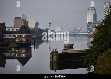 Manchester Salford Quays Landschaft industrielle Revolution dock Salford Kais Ship Canal Lowry Outlet Mediacity städtischen Landschaft Wasser vorne Reflexion reg Stockfoto