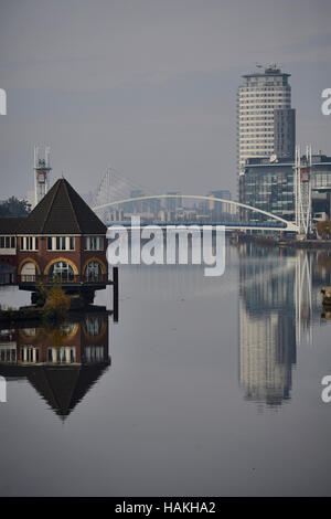 Manchester Salford Quays Landschaft industrielle Revolution dock Salford Kais Ship Canal Lowry Outlet Mediacity städtischen Landschaft Wasser vorne Reflexion reg Stockfoto