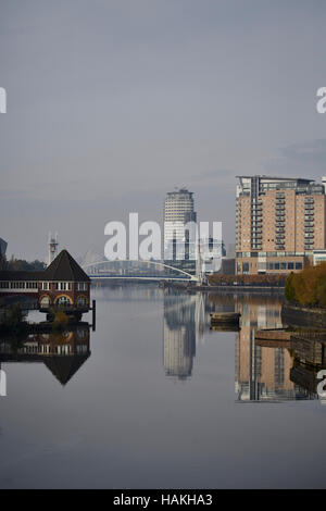 Manchester Salford Quays Landschaft industrielle Revolution dock Salford Kais Ship Canal Lowry Outlet Mediacity städtischen Landschaft Wasser vorne Reflexion reg Stockfoto