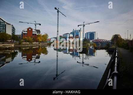 Manchester Salford Quays Trafford Straße Brücke industrielle Revolution dock Salford, die Kais Ship Canal städtischen Landschaft Wasser vorne Spiegelung wieder regeneriert Stockfoto