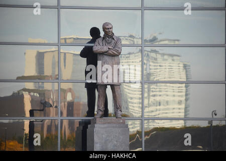 Manchester United Stadion Zeichen Stadion old Trafford Sir Alex Ferguson stehen Statue Außeneingang Exemplar Außenarchitektur Struktur ref Stockfoto