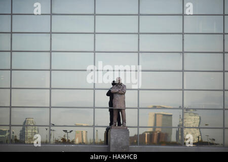 Manchester United Stadion Zeichen Exemplar Stadion old Trafford Sir Alex Ferguson stehen Statue Außeneingang Exemplar Außenarchitektur stru Stockfoto