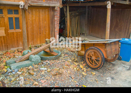 Die Huanggang Dong-Dorf in der chinesischen Provinz Guizhou ist ein interessantes kulturelles Ziel. Arbeiten-Anhänger und Reis Hammer. Stockfoto