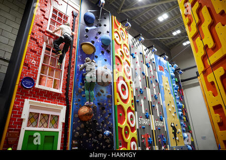 zwei Personen um XHeight Indoor-Klettern an der Wand, in Lancaster Stockfoto