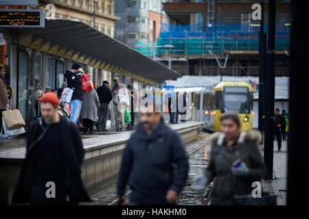 Manchester Piccadilly Garden Straßenbahnhaltestelle Halt Bahnhof beschäftigt Straßenbahn Metrolink Stadtbahn schnelle Pendler Transport Einheiten moderne Transporte Fahrzeuge) Stockfoto