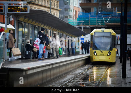 Manchester Piccadilly Garden Straßenbahnhaltestelle Halt Bahnhof beschäftigt Straßenbahn Metrolink Stadtbahn schnelle Pendler Transport Einheiten moderne Transporte Fahrzeuge) Stockfoto