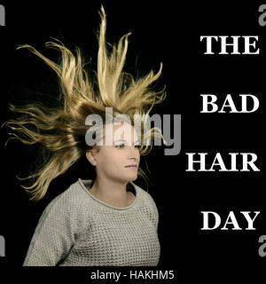 Frau mit wilder Frisur, die ein bad Hair day Stockfoto