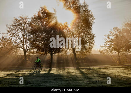 York Racecourse Nebel Nebel Radfahrer Route durch Los Pendler Pendler Pendler Bike Biker Bike Fahrrad Radsport Radsportler unterwegs verfolgen Stockfoto