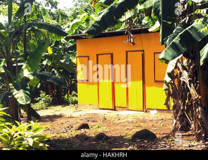 Zink-Blech-Haus im Dschungel mit Wäsche trocknen Quinn Hill Big Corn Island Nicaragua Zentralamerika Stockfoto