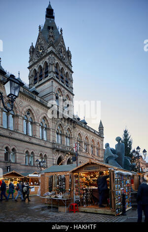 Chester deutsche Weihnachtsmärkte Rathaus außen Weihnachten Xmas festliche Saison Geschenk Markt Basar Hersteller Händler Händler unab Marktstände Stockfoto