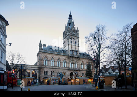 Chester deutsche Weihnachtsmärkte Rathaus außen Weihnachten Xmas festliche Saison Geschenk Markt Basar Hersteller Händler Händler unab Marktstände Stockfoto