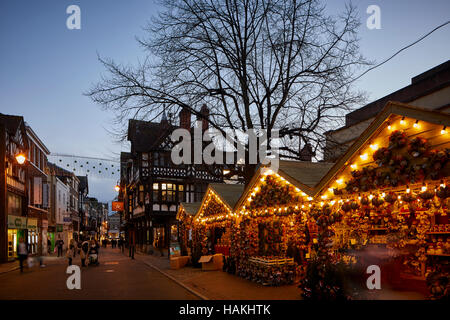 Chester deutsche Weihnachtsmärkte Rathaus außen Weihnachten Xmas festliche Saison Geschenk Markt Basar Hersteller Händler Händler unab Marktstände Stockfoto