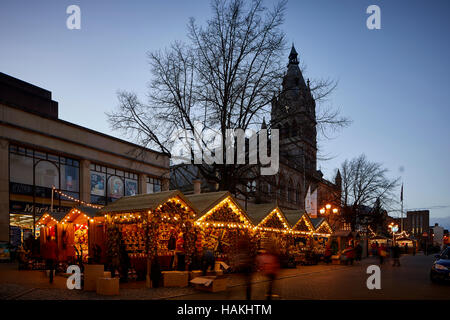 Chester deutsche Weihnachtsmärkte Rathaus außen Weihnachten Xmas festliche Saison Geschenk Markt Basar Hersteller Händler Händler unab Marktstände Stockfoto