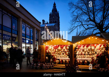 Chester deutsche Weihnachtsmärkte Rathaus außen Weihnachten Xmas festliche Saison Geschenk Markt Basar Hersteller Händler Händler unab Marktstände Stockfoto