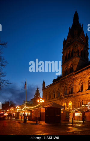 Chester deutsche Weihnachtsmärkte Rathaus außen Weihnachten Xmas festliche Saison Geschenk Markt Basar Hersteller Händler Händler unab Marktstände Stockfoto