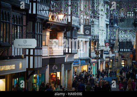 Chester Stadt Geschäfte Straße Stadtmitte Zentrum Cheshire Asche Geschäfte belebte Straße voll Tudor Stil Geschäfte Shopper Shop Einzelhandel Bezirk hautnah Stockfoto