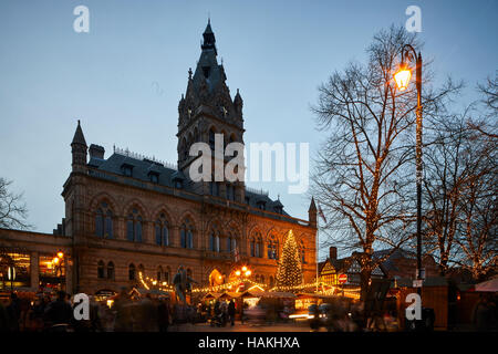 Chester deutsche Weihnachtsmärkte Rathaus außen Weihnachten Xmas festliche Saison Geschenk Markt Basar Hersteller Händler Händler unab Marktstände Stockfoto