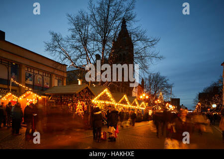 Chester deutsche Weihnachtsmärkte Rathaus außen Weihnachten Xmas festliche Saison Geschenk Markt Basar Hersteller Händler Händler unab Marktstände Stockfoto