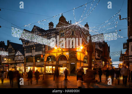 Chester Stadtzentrum Weihnachten Lichter Kreuz Zentrum beschäftigt überfüllt Geschäften tudor Gebäude Architektur Nacht Abend Dämmerung Geschichte geschichtlich Geschäfte s Stockfoto