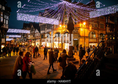 Chester Stadtzentrum Weihnachten Lichter Kreuz Zentrum beschäftigt überfüllt Geschäften tudor Gebäude Architektur Nacht Abend Dämmerung Geschichte geschichtlich Geschäfte s Stockfoto