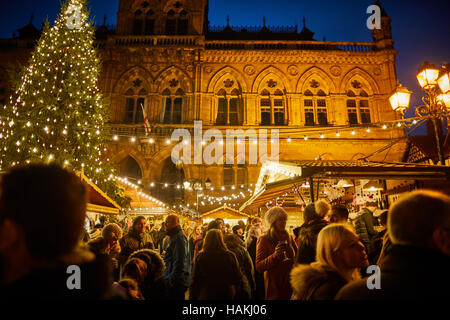 Chester deutsche Weihnachtsmärkte Rathaus außen Weihnachten Xmas festliche Saison Geschenk Markt Basar Hersteller Händler Händler unab Marktstände Stockfoto