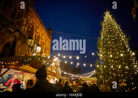 Chester deutschen Märkten Weihnachtsbaum Rathaus außen Weihnachten Xmas festliche saisonalen Markt Stände Geschenk Basar Hersteller Händler Markthändler ind Stockfoto