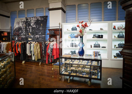 Manchester Vivienne Westwood shop Innenraum Damen King Street Fashion Designer kultigen Stil aus Glossop Klamotten Kleiderbügel Racks Abteilung Sho Stockfoto