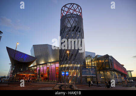 Salford Quays Lowry Theatre außen öffentliche Ausstellung Raum Kunstmuseum zeigt Anzeige Werke Kunstwerk Stücke angezeigt Gemälde Raum escalato Stockfoto