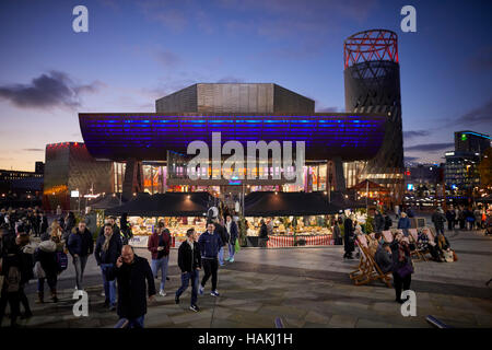 Salford Quays Lowry Theatre außen öffentliche Ausstellung Raum Kunstmuseum zeigt Anzeige Werke Kunstwerk Stücke angezeigt Gemälde Raum escalato Stockfoto