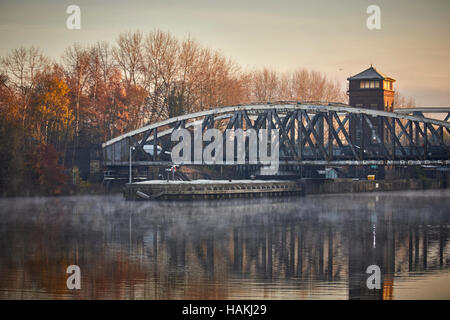 Barton Straße Swing Bridge Road Bridge Manchester Ship Canal Trafford Exemplar Licht Nebel hübsche Wahrzeichen malerischen landschaftlichen Barton schwingen-Aquädukt ca Stockfoto