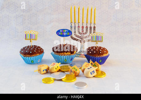 Jüdischer Feiertag Hannukah Symbole - Menora, Donuts, Schokoladen-Münzen und Holz Dreidel jüdischen Feiertages Chanukka mit menorah Stockfoto