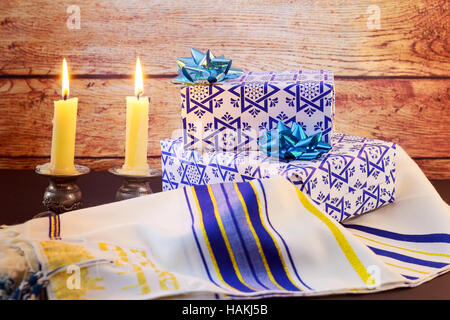 Schabbat-Kerzen im Glas jüdischer Feiertag Sabbat Gebetsschal Tallit und Schofar Horn jüdisches religiöses symbol Stockfoto