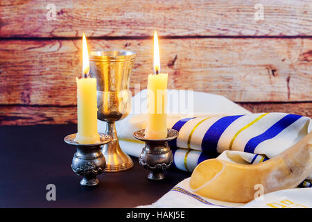 Schabbat-Kerzen im Glas jüdischer Feiertag Sabbat Gebetsschal Tallit und Schofar Horn jüdisches religiöses symbol Stockfoto