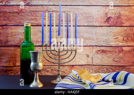 Jüdischer Feiertag Hannukah Symbole - Menora, Donuts, Schokoladen-Münzen und Holz Dreidel jüdischen Feiertages Chanukka mit menorah Stockfoto