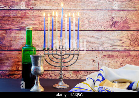 Jüdischer Feiertag Hannukah Symbole - Menora, Donuts, Schokoladen-Münzen und Holz Dreidel jüdischen Feiertages Chanukka mit menorah Stockfoto