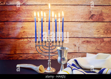 Jüdischer Feiertag Hannukah Symbole - Menora, Donuts, Schokoladen-Münzen und Holz Dreidel jüdischen Feiertages Chanukka mit menorah Stockfoto