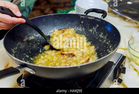 Kerala Snack Bananen in Teig frittiert Stockfoto