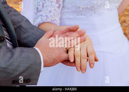 Braut und Bräutigam die Hände mit Trauringe Stockfoto