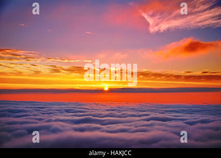 Sonnenuntergang über Wolken Stockfoto