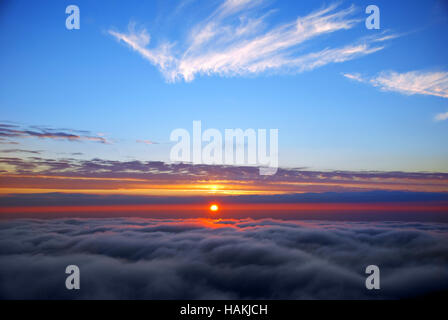 Sonnenuntergang über Wolken Stockfoto