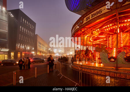 Salford Quays Manchester Lowry Outlet Mall Shop Shopping Center Markt außerhalb Veranstaltung Menschenmassen viele überfüllten Veranstaltung Märkte zeigen Karussell Nacht eyi Stockfoto