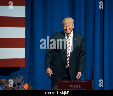 Republikanische Präsidentschafts Kandidat Donald Trump auf der Bühne stehen lächelnd an die Fans Stockfoto