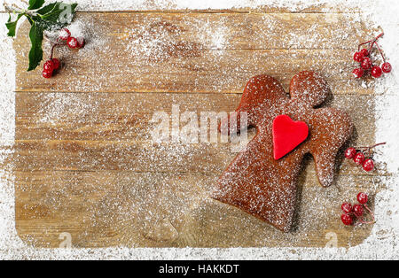 Lebkuchen auf hölzernen Hintergrund. Ansicht von oben Stockfoto
