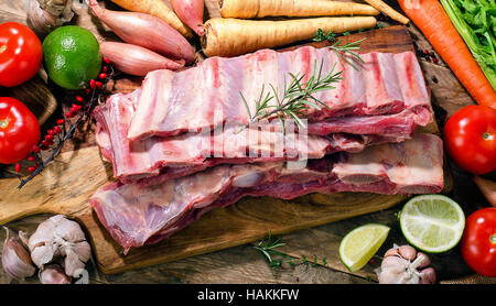 Frisches Rindfleisch Rippen mit Gemüse. Stockfoto