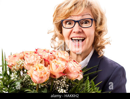 Reife, begeisterte Frau mit Bouquet von rosesisolated Stockfoto