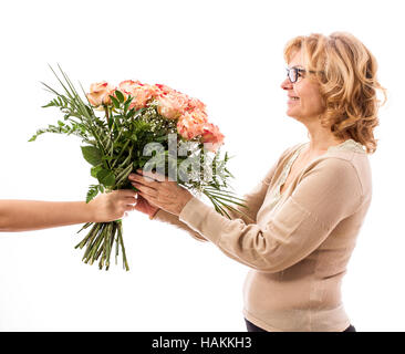 Reife Frau bekommt einen Strauß Rosen, Muttertag, isoliert Stockfoto