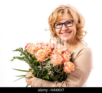 Reife, begeisterte Frau mit Bouquet von rosesisolated Stockfoto